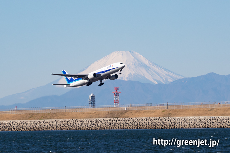 海上のクルーズ船からANAの飛行機と羽田の管制塔、そして富士山！