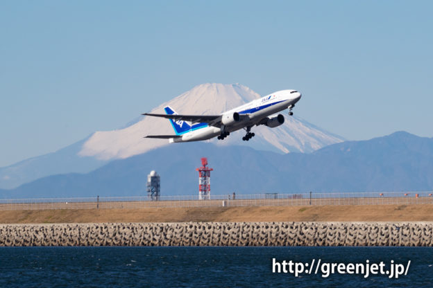 海上のクルーズ船からANAの飛行機と羽田の管制塔、そして富士山！
