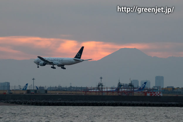 スタアラANAのB777と夕焼け富士