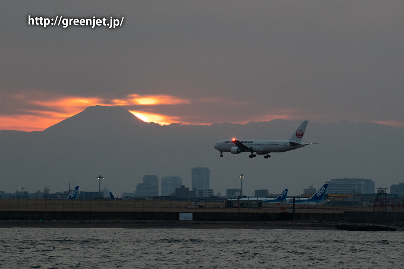 イヤモンド富士と飛行機