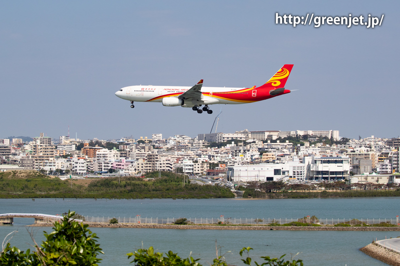 那覇空港へ進入する香港航空のエアバスA330