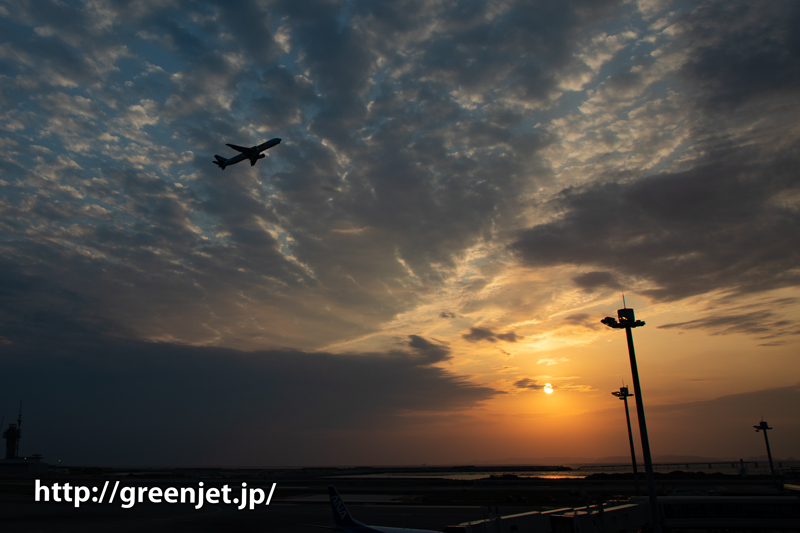 那覇空港の展望デッキで撮る夕焼けと飛行機