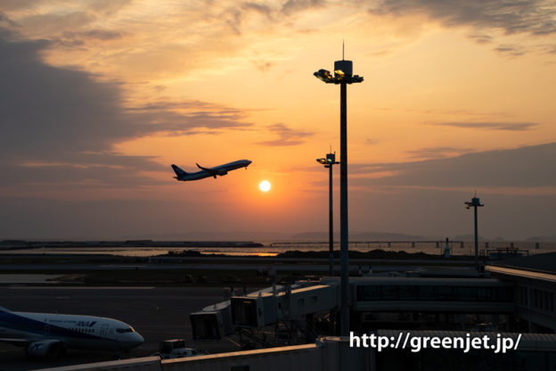 那覇空港の展望デッキで撮る夕焼けと飛行機