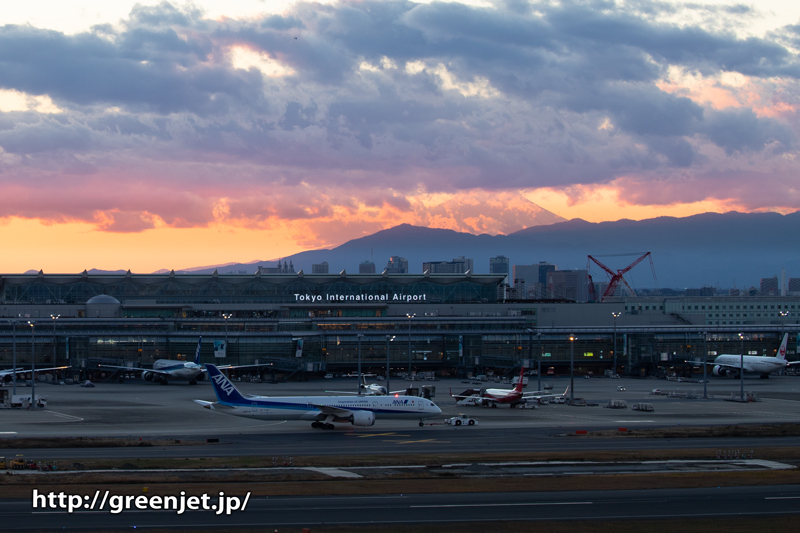 夕焼けの羽田空港～国際ターミナルを望む～