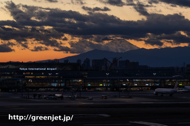 夕焼けの羽田空港～国際ターミナルを望む～