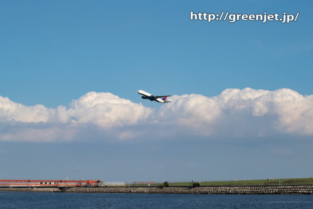 積乱雲を切り裂く飛行機～デルタのB777