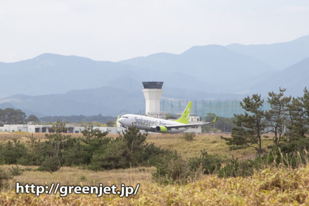 宮崎の管制塔と海～ソラシドエアのB737