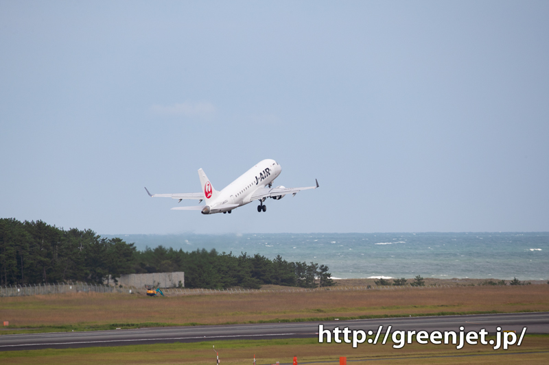 J-AIRのE70と宮崎空港に写る背景！