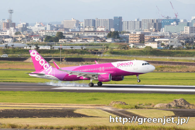 宮崎市街とピーチ エアのエアバスA320