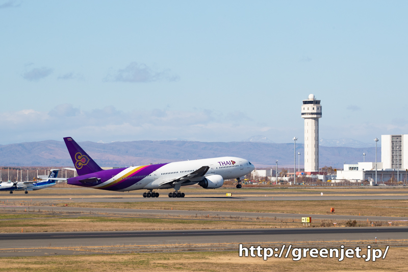 新千歳で捉えた紫の飛行機＠タイのB777