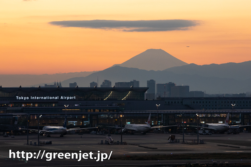 夕焼け＠羽田の国際ターミナルと富士山の美