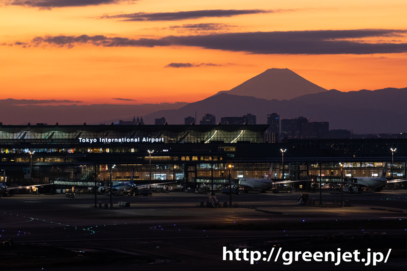 夕焼け＠羽田の国際ターミナルと富士山の美