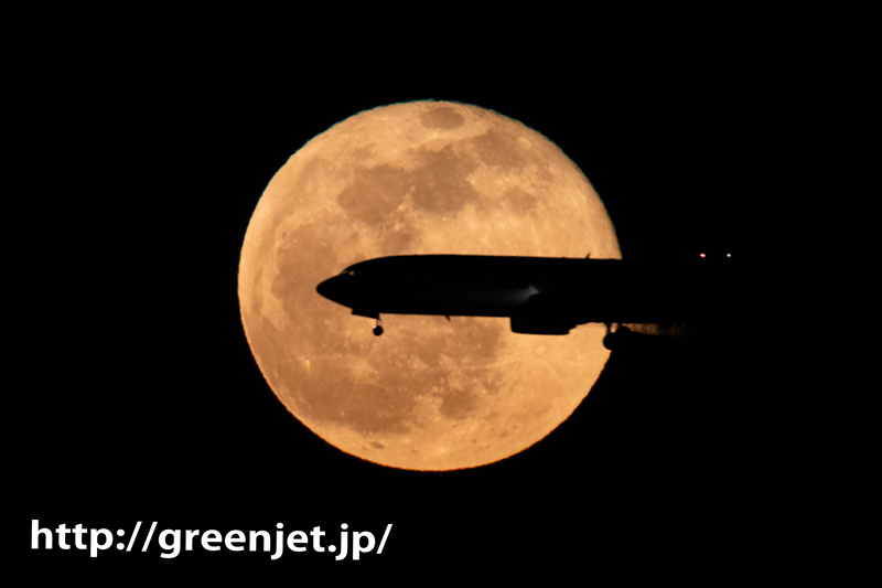 2020年最初の満月と飛行機＠羽田（東扇島）