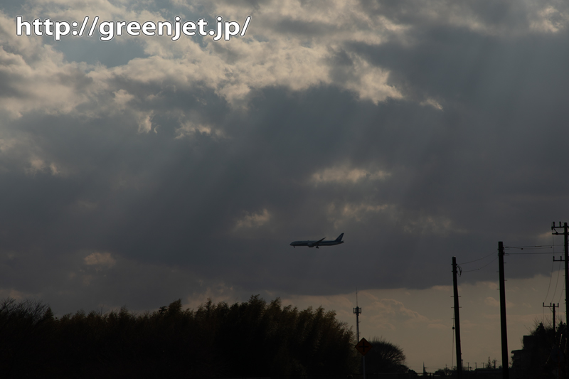 成田で捉えた飛行機と光の光芒