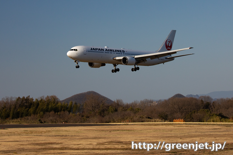 高松RWY26エンド手前で撮る飛行機は