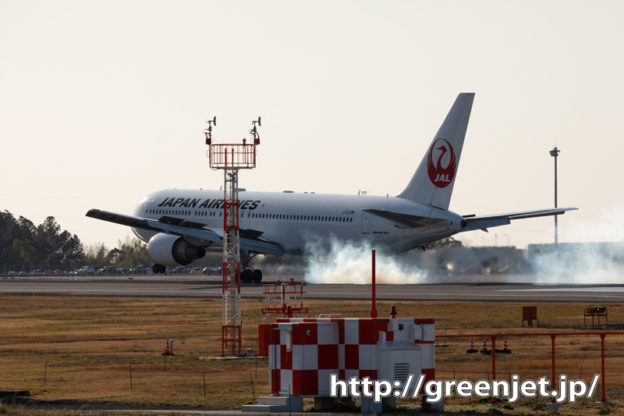 高松RWY26エンド手前で撮る飛行機は