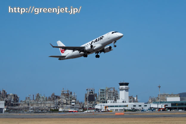 青空と工場バックの飛行機はどう＠松山