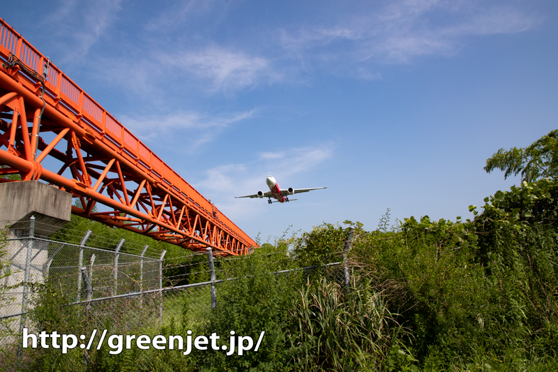 成田の誘導灯真下で迫力の飛行機写真！