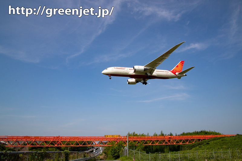 飛行機写真～赤いB787に成田で迫る！