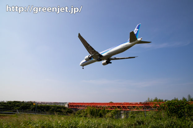 谷の上を通過する飛行機..のように見える