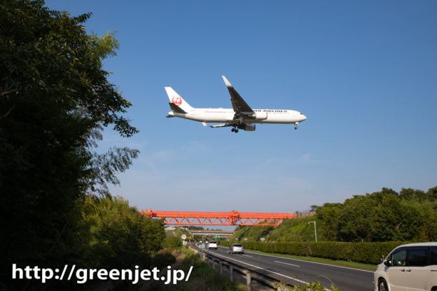 成田の赤い誘導灯と飛行機～この角度いいね！