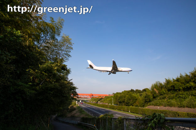 成田の飛行機写真～CI104と高速道路