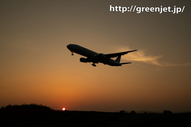 夕日と飛行機～ちょっと印象的な雲が絡む