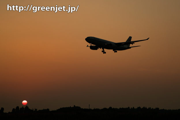 夕日のグラデーションと飛行機～成田