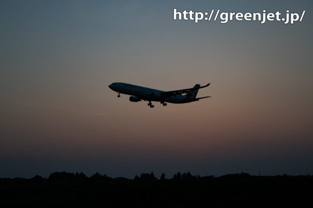 夕日沈んだグラデーションの空と飛行機