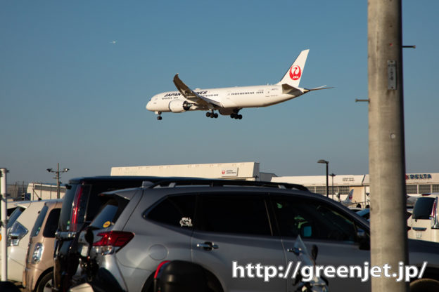 駐車場のほぼ真上を飛ぶ飛行機！～成田