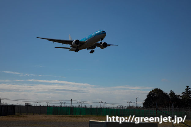 空き地の上を飛行機が通過～これも成田