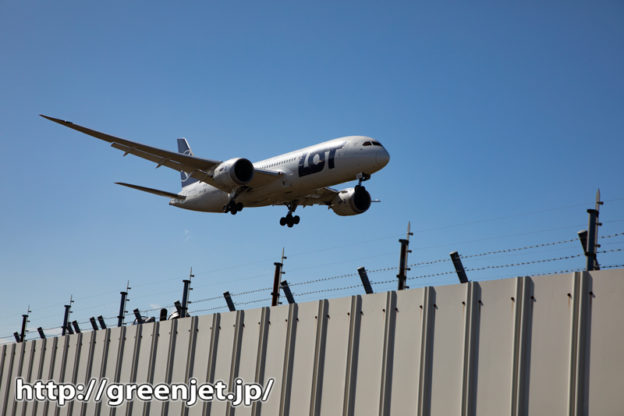 飛行機写真～フェンスの向こうを飛ぶB8