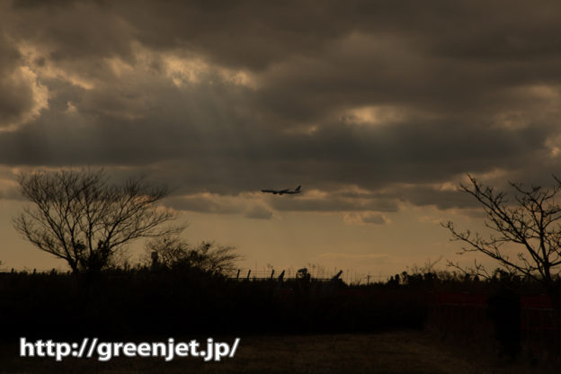 こんな美しい飛行機写真！光の光芒と