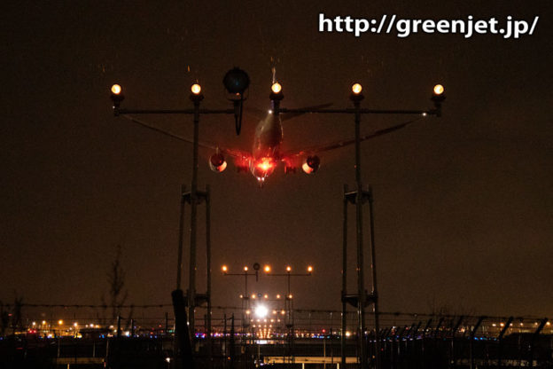 雨降りしきる福岡の夜に飛行機写真