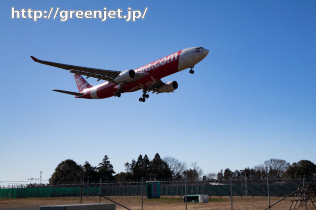成田の荒野で赤白の飛行機と～エアアジア