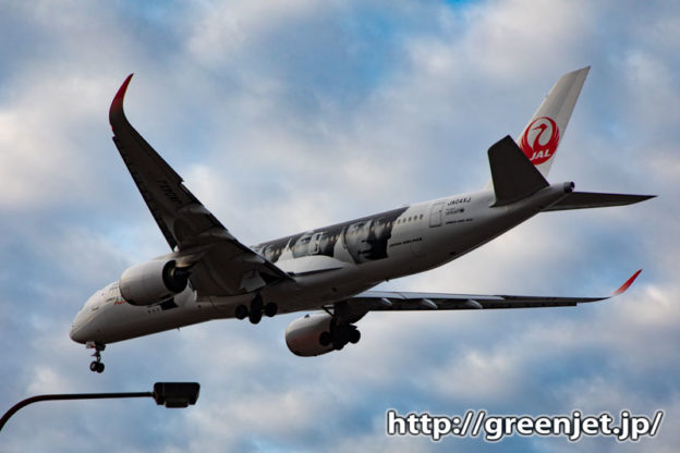 福岡のココス越しに撮った飛行機は嵐だった