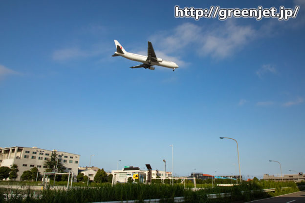 RWY16Rへ降りる飛行機が高速上を！
