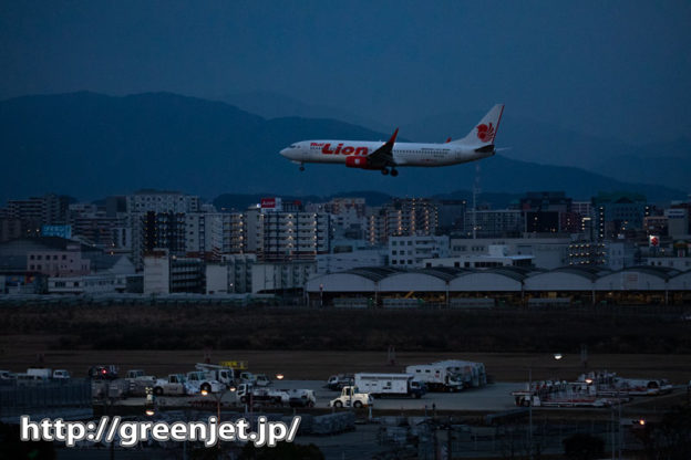 夜明け前の福岡の街並みと飛行機！