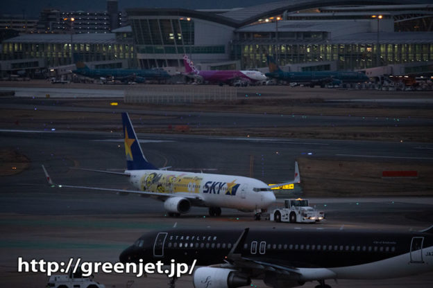 半暗闇の空港と飛行機～福岡の虎