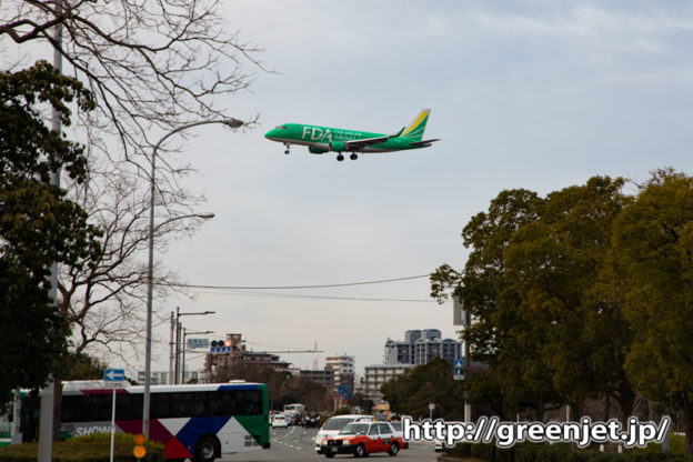 緑の飛行機が幹線道路上を横切る快感～福岡