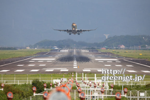 ゴールドの飛行機が高知を発つ！最高だね