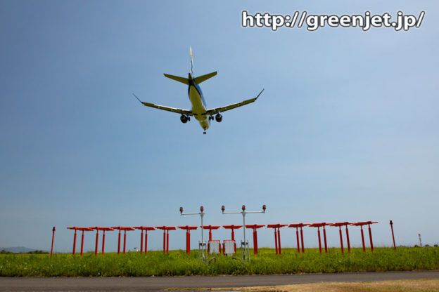 高知のRWY14～赤い誘導灯と飛行機