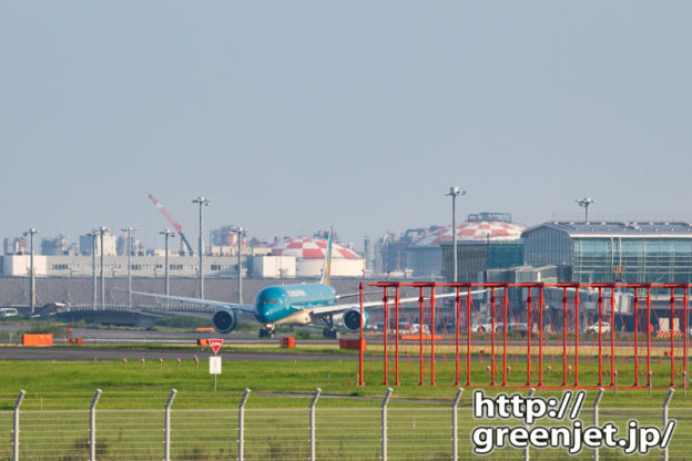 赤いILSアンテナとターコイズブルーの飛行機