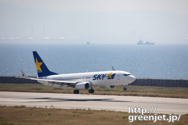 神戸で逆光キラキラ海バックの飛行機を撮る