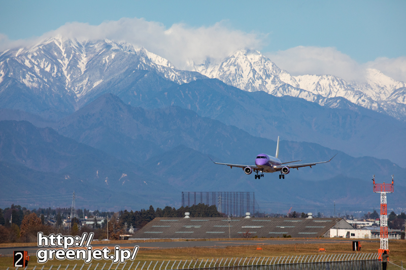 雪山を背に～これぞ松本の飛行機写真