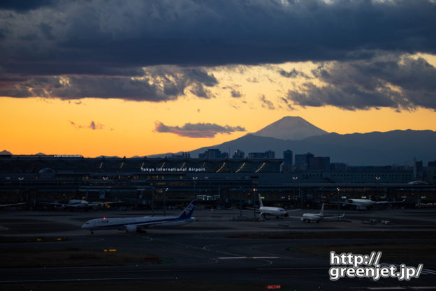 羽田で飛行機～夕焼けとターミナルビル