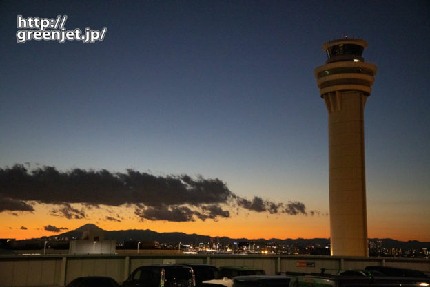 羽田で飛行機～夕焼けと管制塔