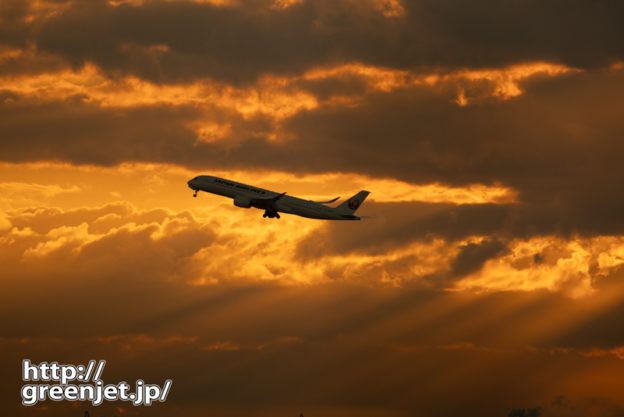 羽田で飛行機～燃える空にエアバス A350