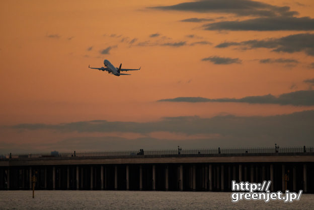 羽田で飛行機～浮島のオレンジの空
