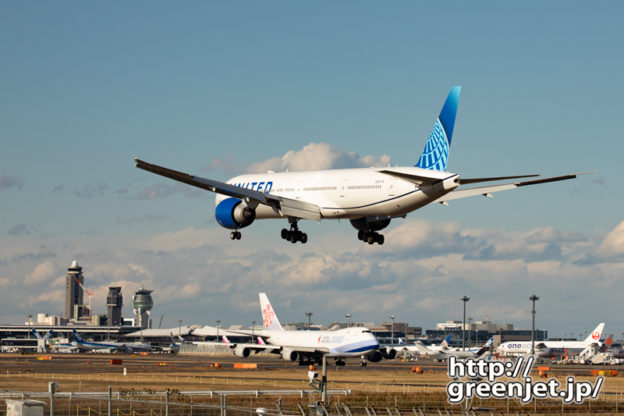 成田で飛行機～ニューカラーユナイテッドの尾翼